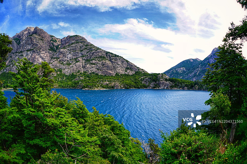 阿根廷巴里洛切的湖泊和山脉美景与天空相映成趣图片素材