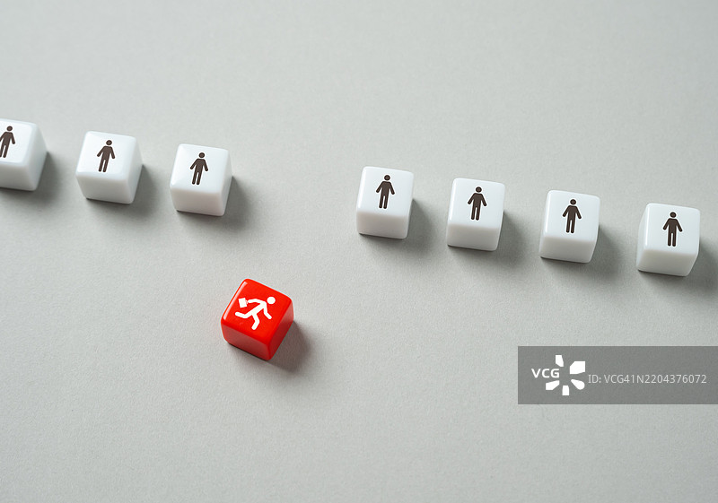 逃离以迎接新机遇 员工和劳动力的离开 破茧而出 辞职并尝试新事物 摆脱日常压力 退出项目图片素材