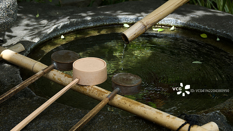 容器中水的高角度视图图片素材