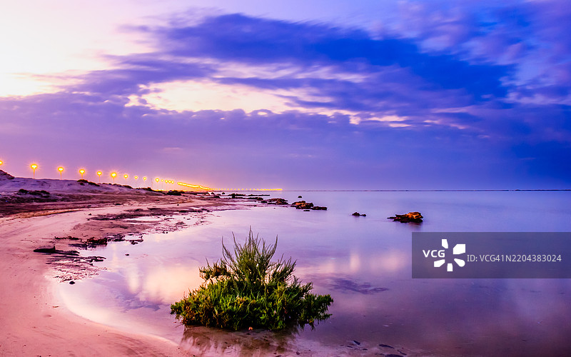 亚斯岛日落时分的海滩美景图片素材