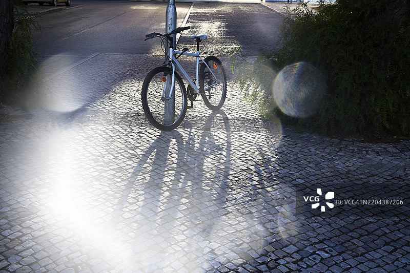 在鹅卵石路面上锁着的自行车图片素材
