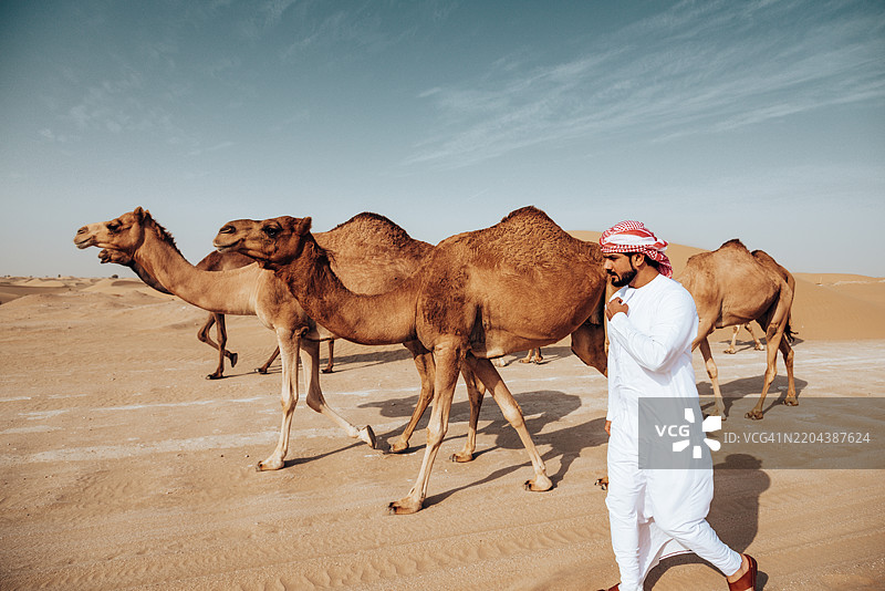 阿拉伯人在沙漠中行走图片素材