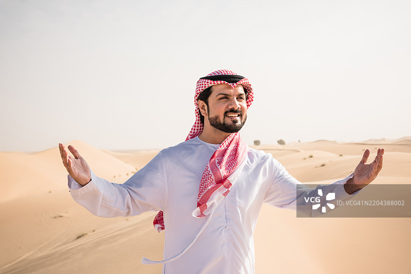 阿拉伯男子在沙漠中行走图片素材