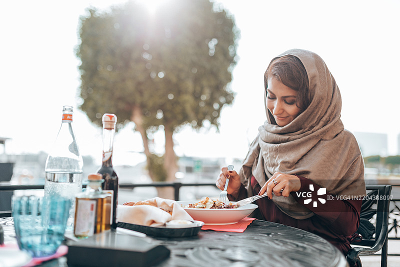 阿拉伯女性在餐厅里图片素材