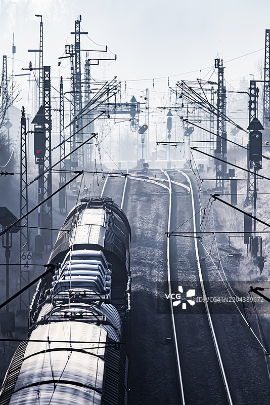 德国铁路公司（Deutsche Bahn AG）照亮的货运列车轨道。高架线、信号和基础设施。位于德国巴登-符腾堡州阿姆斯特滕的盖斯林根坡道，通往施瓦比亚阿尔卑斯山的铁路轨道。图片素材