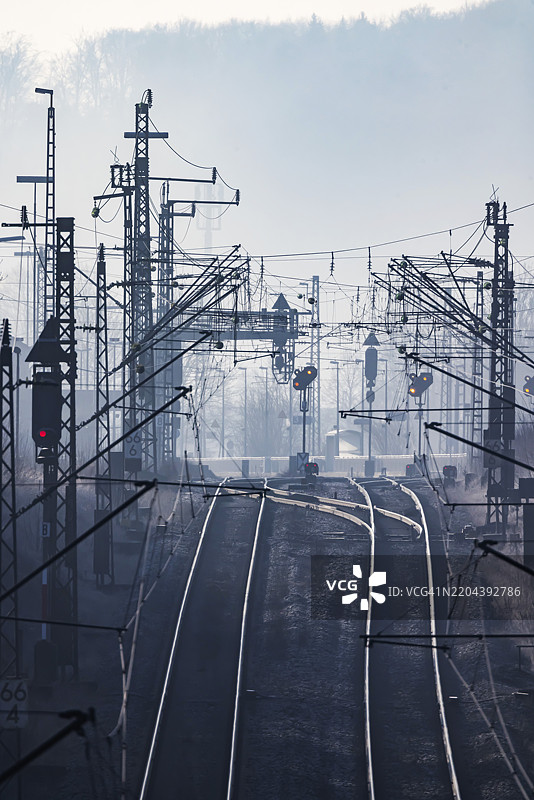 德国铁路股份公司在逆光下的轨道。高架线、信号和基础设施。位于阿尔卑斯山的盖斯林根坡道的铁路轨道,巴登-符腾堡州,德国,欧洲。图片素材