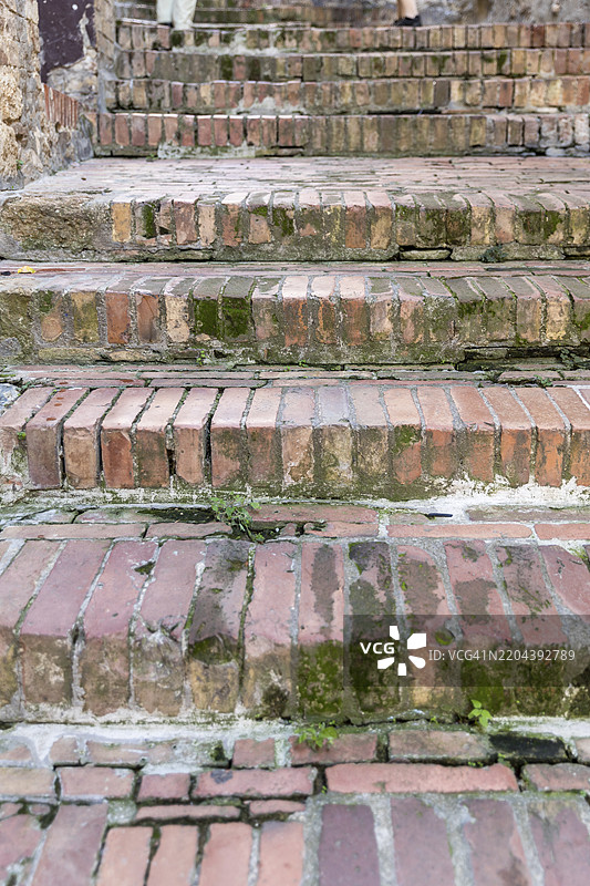 意大利托斯卡纳省锡耶纳市中世纪小镇圣吉米尼亚诺的古老砖石楼梯图片素材