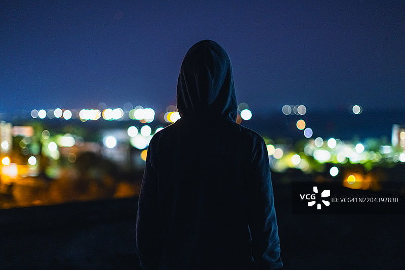 夜晚城市背景下的人影图片素材