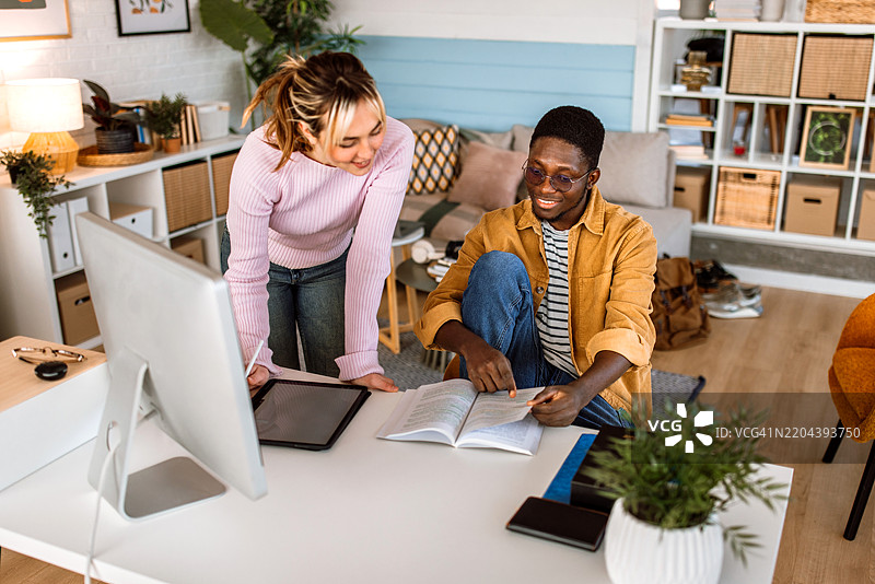 学生们一起做作业。图片素材