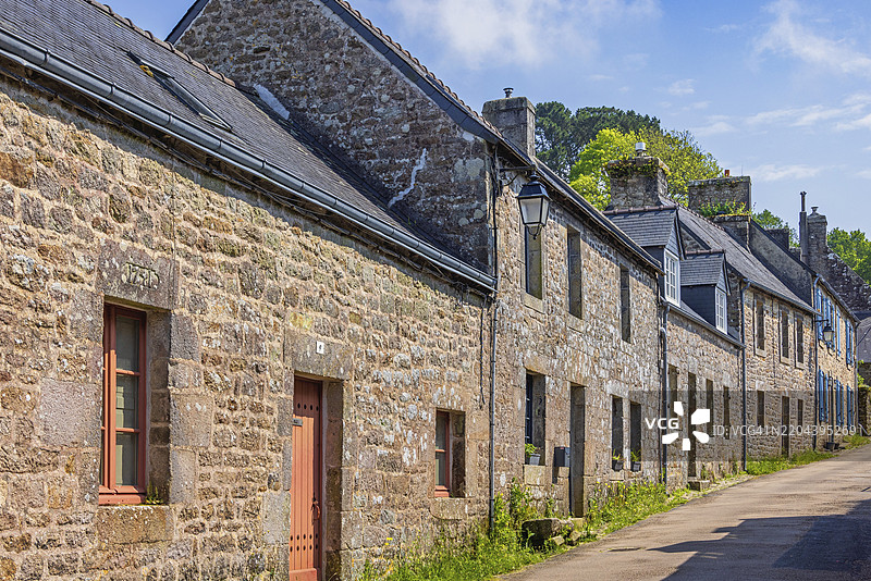 法国布列塔尼地区洛克罗南村街道上的古老历史住宅建筑图片素材
