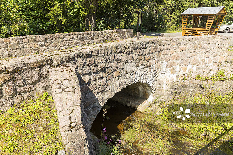 辛德桥,历史悠久的石拱桥,横跨罗特·维瑟里茨河,位于舍勒豪和阿尔滕贝格之间,萨克森州,德国,欧洲图片素材