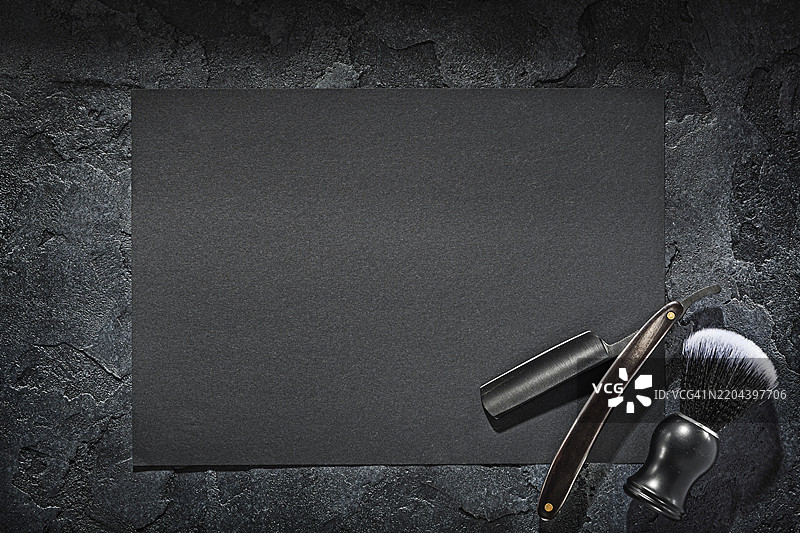黑色理发工具在石板背景和黑色纸张上的展示图图片素材