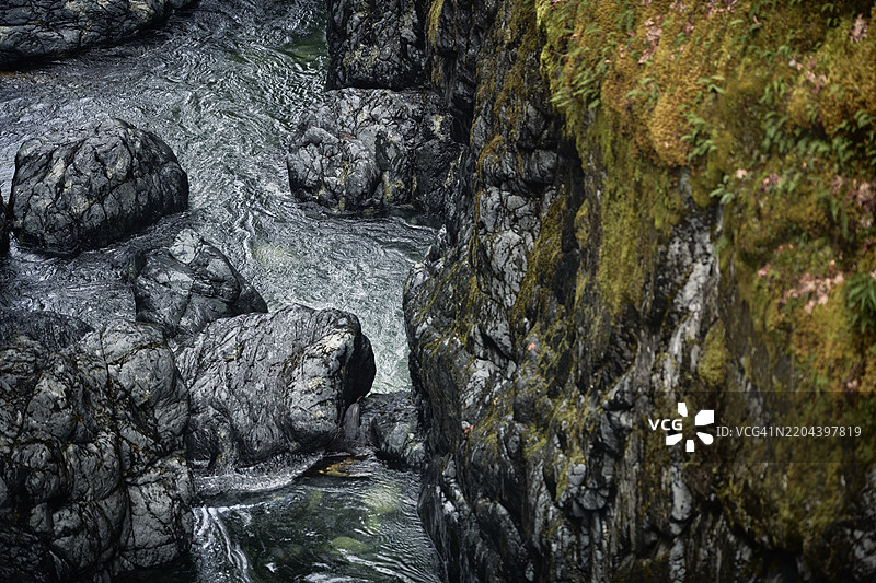 英格曼河的光滑岩石河床和苔藓覆盖的河岸的戏剧性空中景观。英格曼河瀑布省立公园，埃林顿，温哥华岛，不列颠哥伦比亚省，加拿大，北美。图片素材