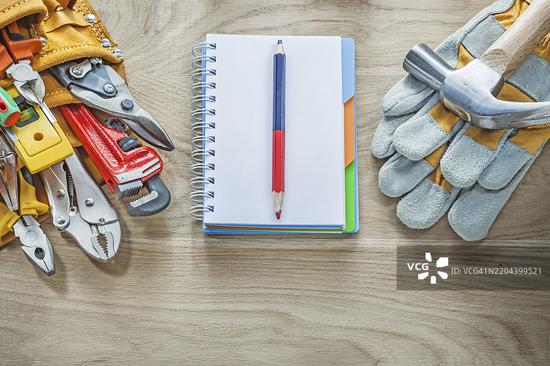 施工工具工具带保护手套爪锤记事本铅笔图片素材