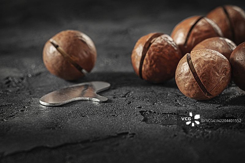 开口的夏威夷果与钥匙图片素材