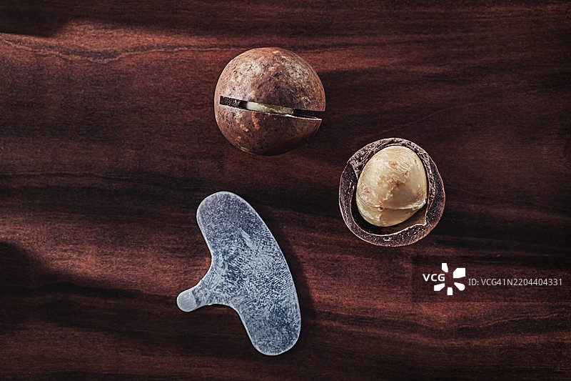 复古木板上的夏威夷果图片素材