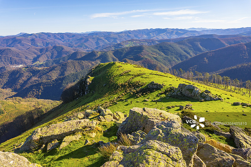 乌尔尼埃塔的阿达拉山顶美丽风景，吉普斯夸，巴斯克地区图片素材