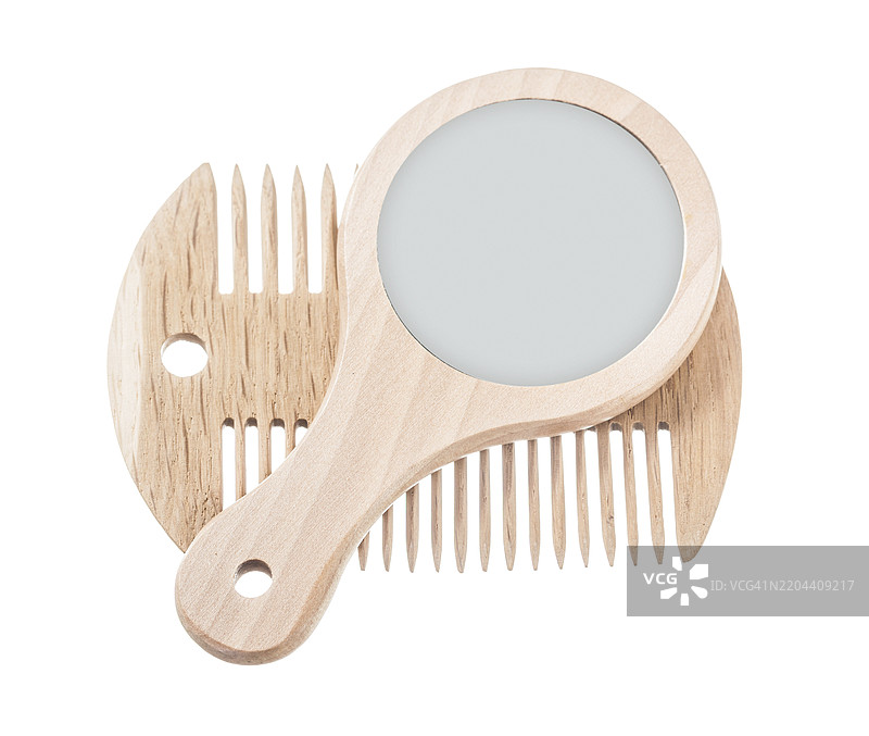 木制梳子和镜子的组合，孤立在白色背景上图片素材