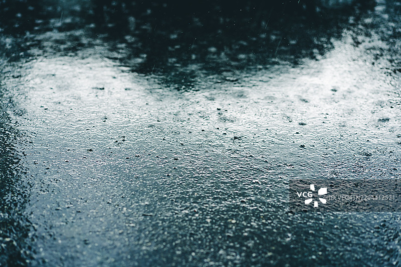 雨天反射面上的雨滴图片素材