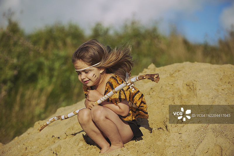 可爱宝宝穿着原始人服装图片素材