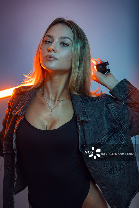 年轻女性站在墙边的肖像图片素材