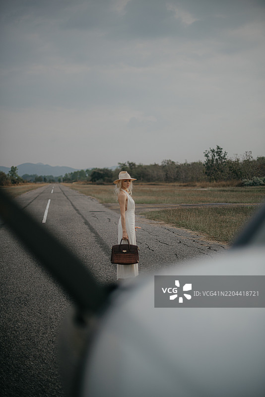 年轻女性与行李箱图片素材