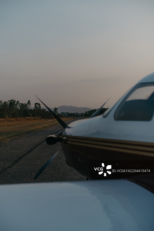 停机坪上飞机的特写，背景是晴朗的天空图片素材