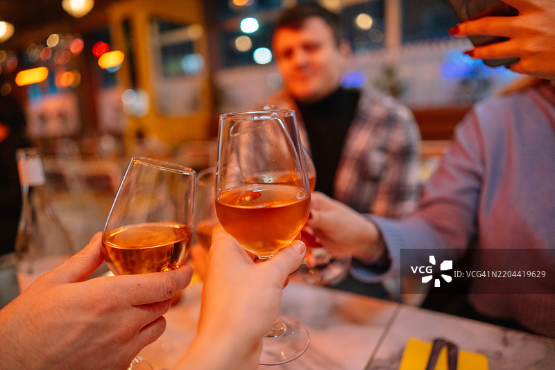 朋友们在酒吧喝啤酒图片素材
