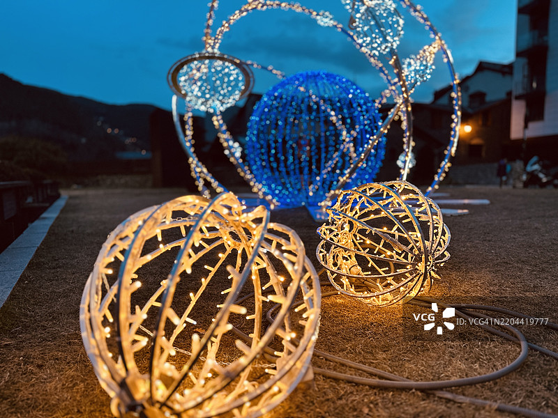 特写镜头：安道尔拉马萨纳发光的照明设备图片素材