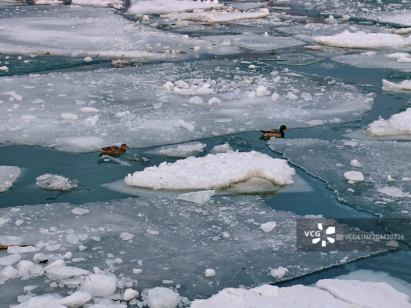冰冻湖泊的美丽景色图片素材