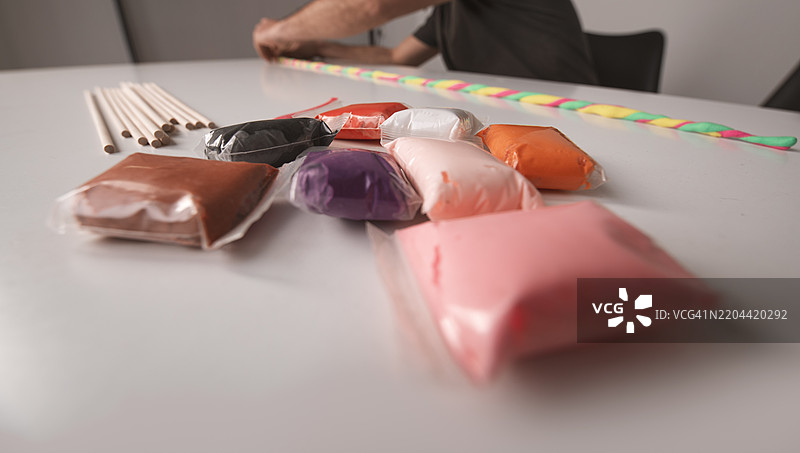 桌子上用于陶土工艺的材料特写图片素材