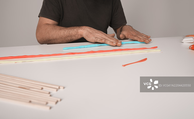 在家中用彩色粘土进行创作的双手图片素材