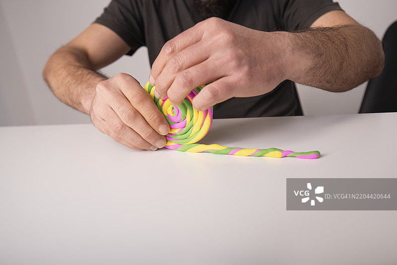 制作五彩缤纷的棒棒糖作为派对装饰图片素材