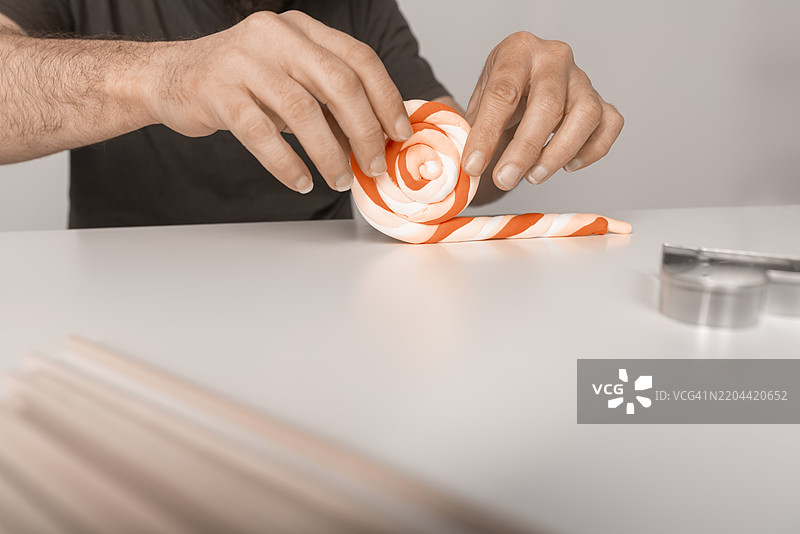 用粉色粘土制作情人节装饰品的手工艺品图片素材