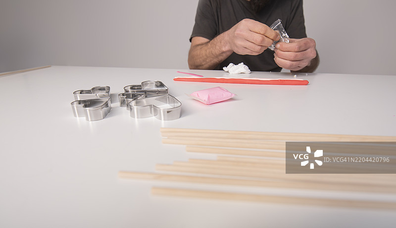 带有餐具和心形模具的彩色粘土工作台图片素材