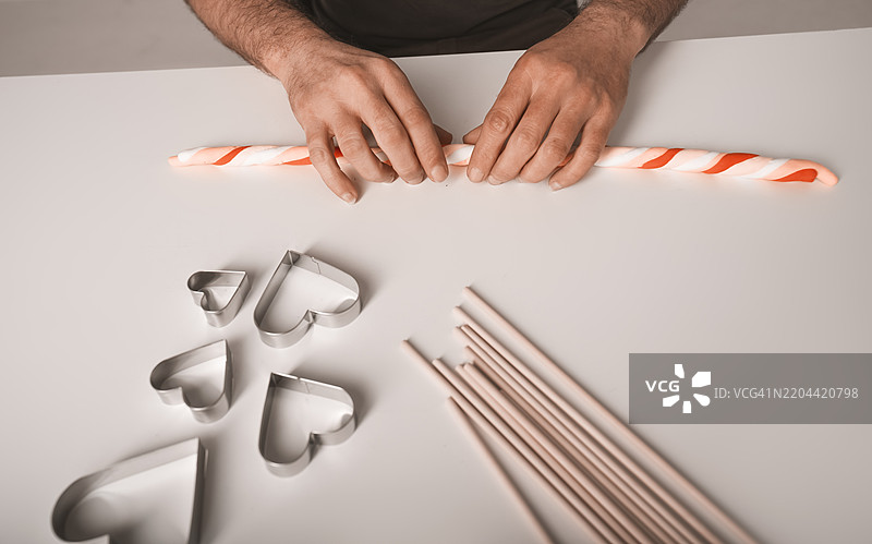 从上方俯视心形模具的手工艺和装饰材料图片素材