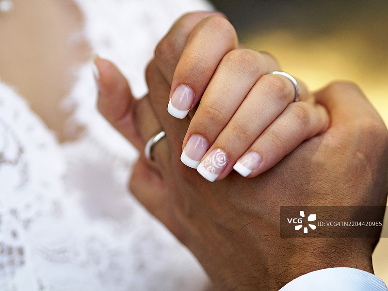 意大利一对情侣牵手的特写图像图片素材