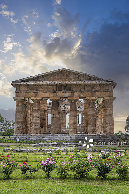 美丽的古老历史中心与遗迹。意大利萨莱诺的佩斯图姆，夕阳下的雅典娜神庙。图片素材