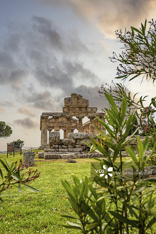美丽的古老历史中心与遗迹。意大利萨莱诺的佩斯图姆，夕阳下的雅典娜神庙。图片素材