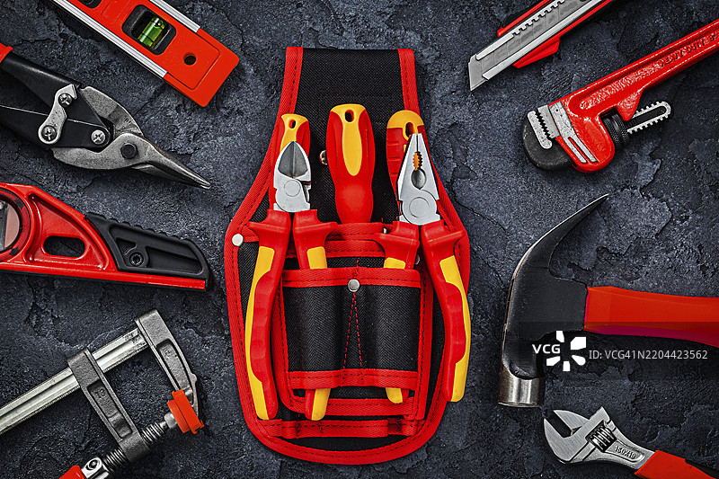 红色建筑工具套装在深色背景上图片素材