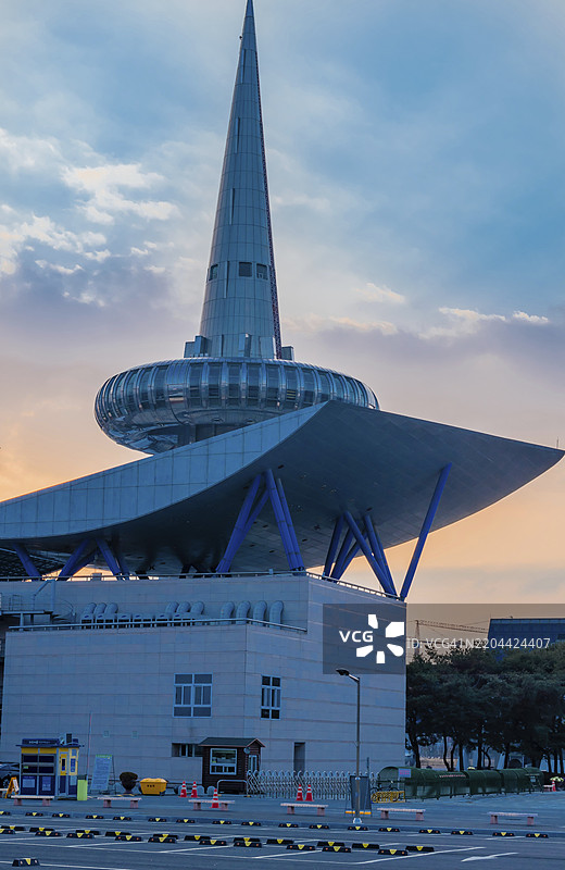 韩国大田，2019年12月23日：博览公园的太空针塔在展览大楼和停车场后方，傍晚时分，亚洲图片素材