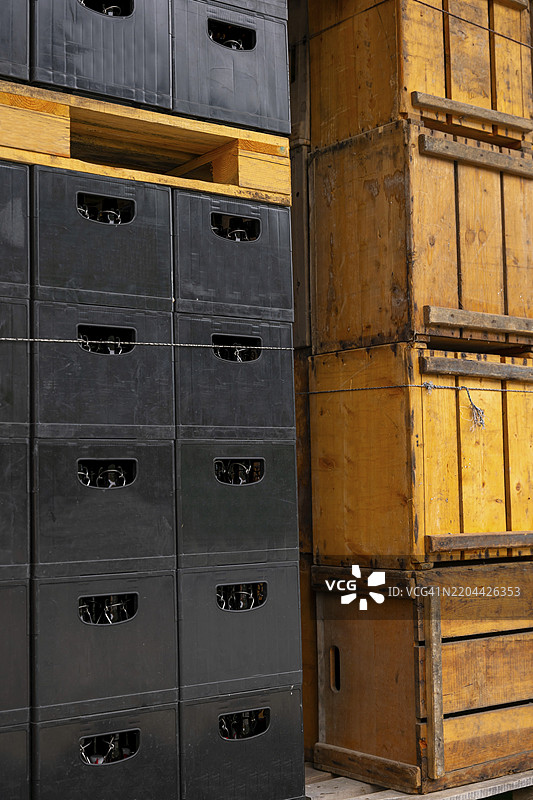 现代与古老的啤酒箱在瑞士格里松州庞特雷西纳的阳光明媚的夏日中图片素材