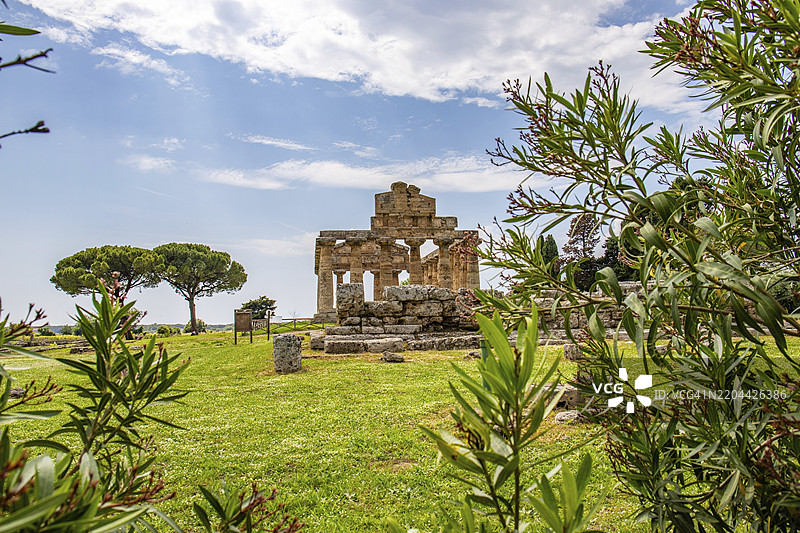 美丽的古老历史中心与遗迹。意大利萨莱诺的佩斯图姆，夕阳下的雅典娜神庙。图片素材