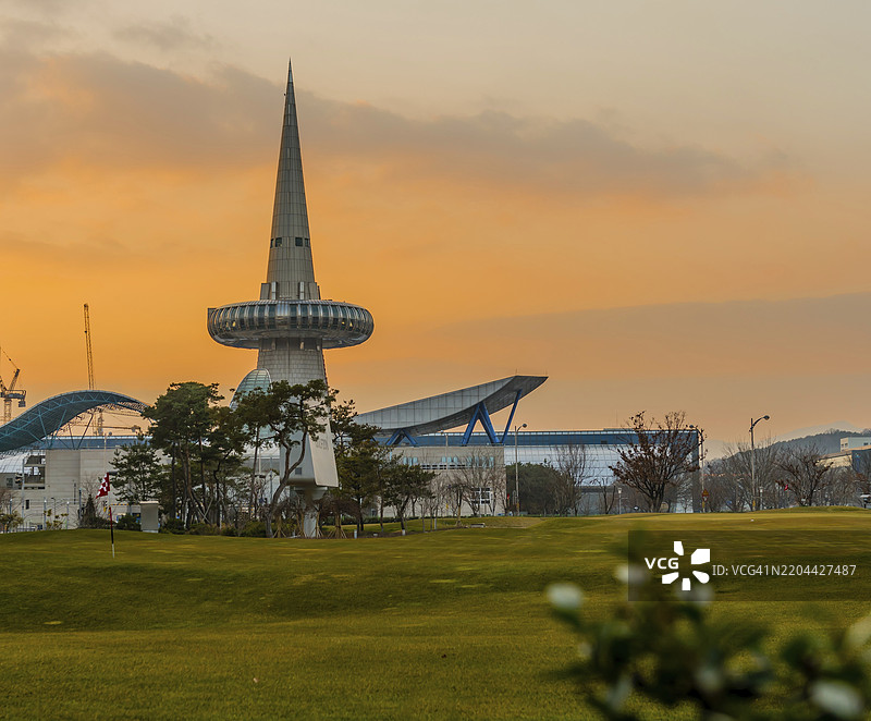 韩国大田，2019年12月23日：日落时分，博览公园的太空针塔与展览建筑相映成趣，亚洲图片素材