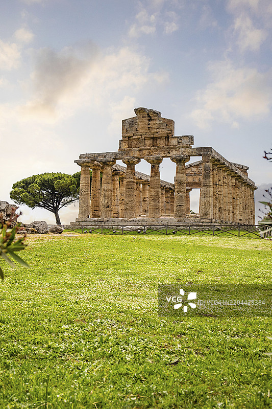 美丽的古老历史中心与遗迹。意大利萨莱诺的佩斯图姆，夕阳下的雅典娜神庙。图片素材