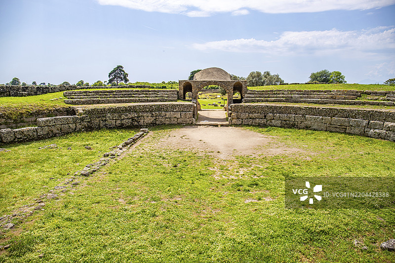 美丽的古老历史中心与遗迹。意大利萨莱诺的佩斯图姆，夕阳下的雅典娜神庙。图片素材