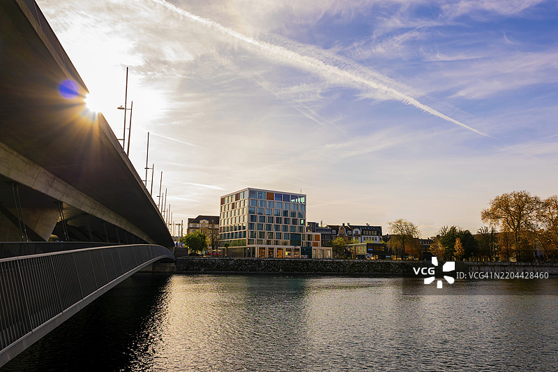 瑞士索洛图恩，索洛图恩州，阳光明媚的秋日，现代建筑与阿尔河上的桥梁在阳光下熠熠生辉。图片素材