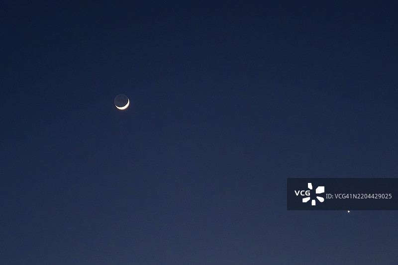新月和晚星出现在宁静的黑夜天空中，巴伐利亚州下巴伐利亚的博根图片素材