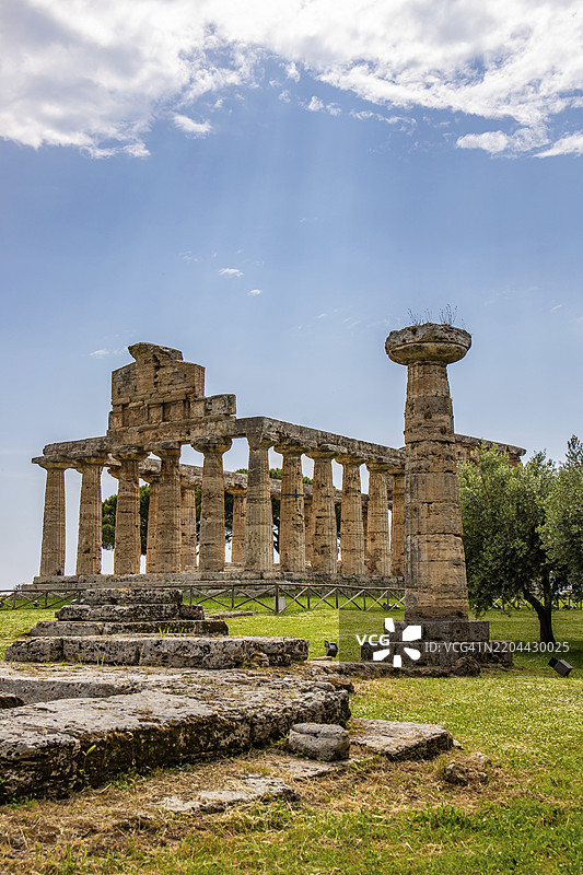 美丽的古老历史中心与遗迹。意大利萨莱诺的佩斯图姆，夕阳下的雅典娜神庙。图片素材
