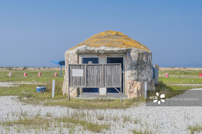 韩国，2019年5月5日：废弃露营地的灰泥建筑前，淋浴室前的木制公告板图片素材